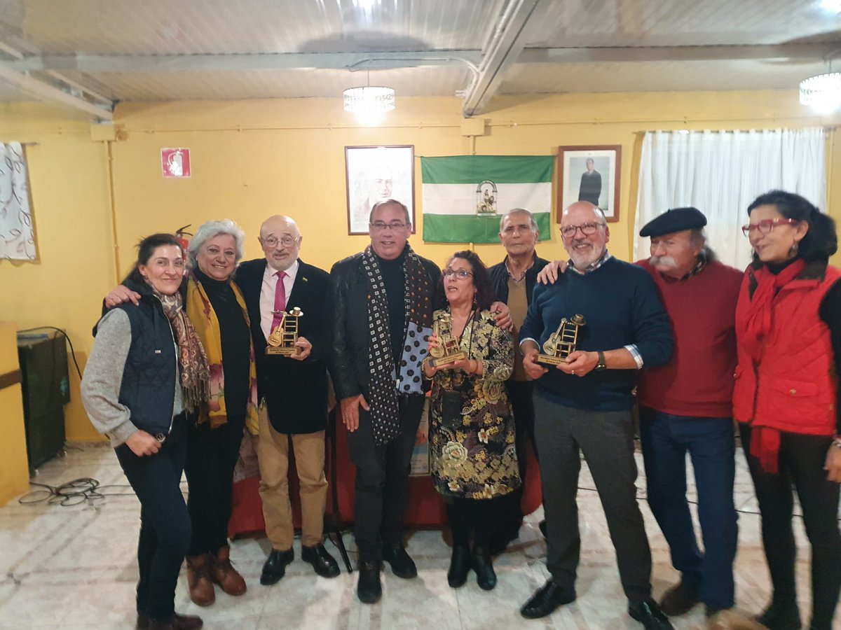 sjaznalfarache's tweet photo. A la conclusión de este bonito y sentido recital en homenaje a nuestra tierra, el presidente de la Asociación Francisco Villaran y el alcalde de San Juan @FdoZamoraR han hecho entrega de un recuerdo conmemorativo a los participantes en este Homenaje a Andalucía. https://t.co/LUhiSFojps