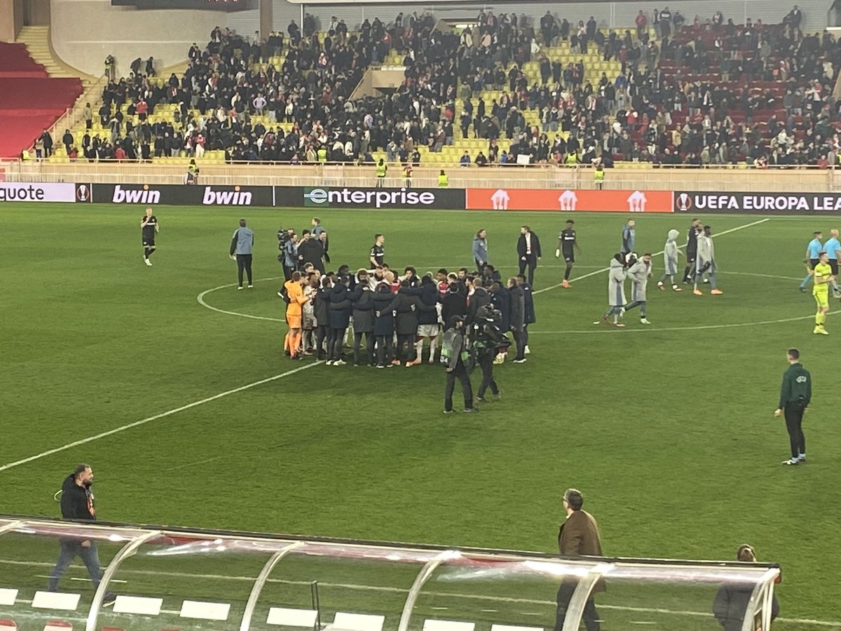 ThomGucciardi's tweet photo. Nübel pas loin de sortir le tir au but de Moussa Disby. Fin de parcours et déception pour l’AS Monaco. Philippe Clement a parlé de longues secondes à son groupe. Une image forte mais décevante… #ASMBO4 https://t.co/5syozw5sBW