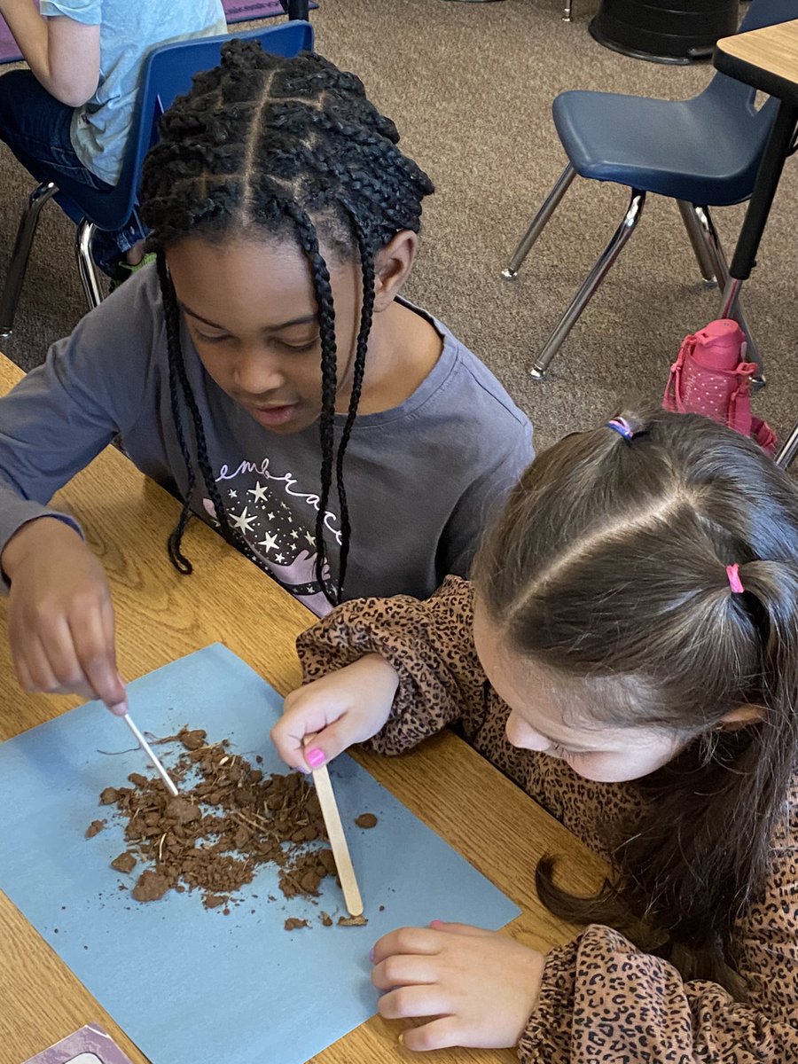 WeinkeLara's tweet image. Kinder scientists exploring soil  #kindervibes @HospElementary