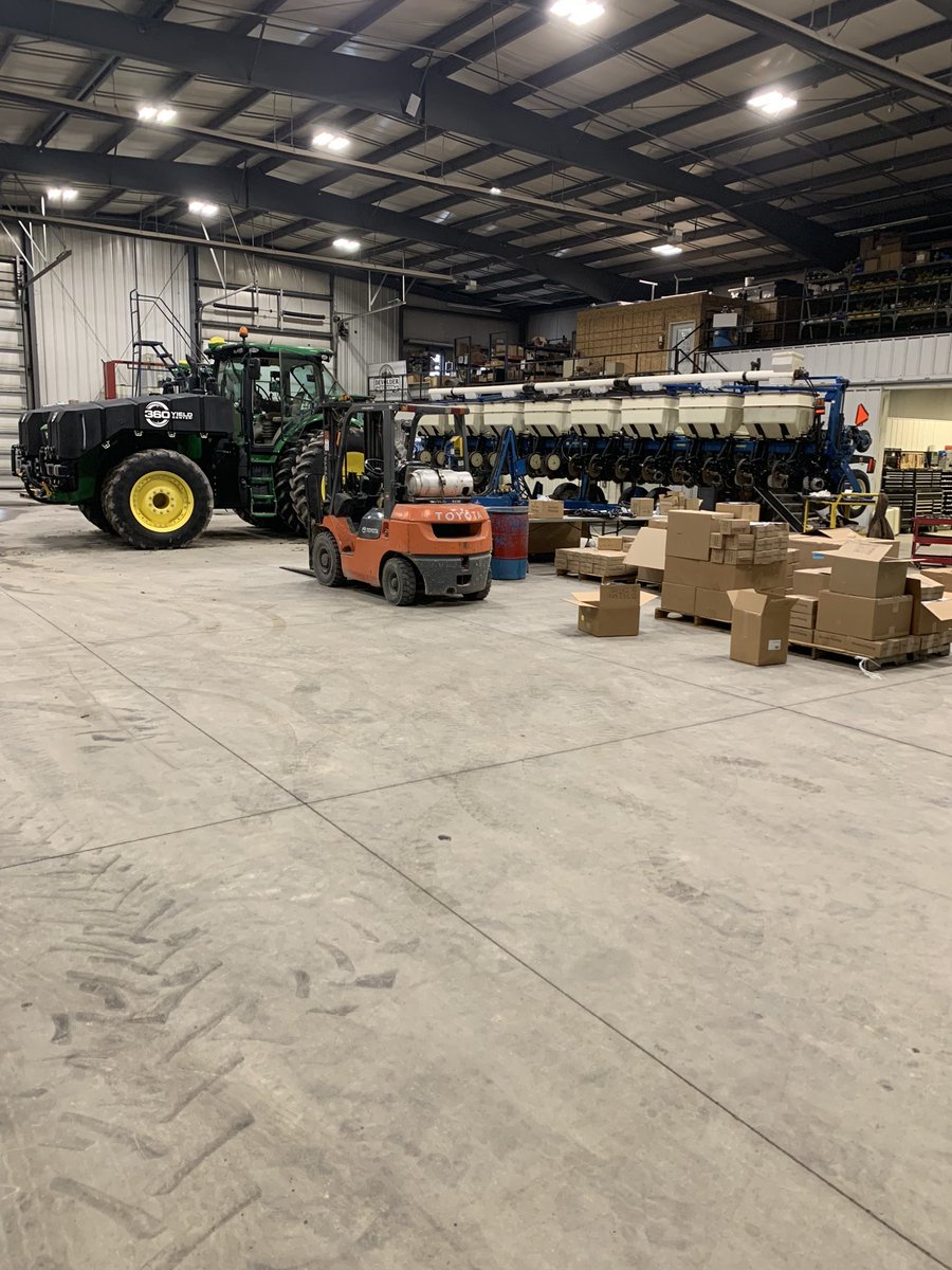 NZwambag's tweet photo. Great day to be in the shop doing planter upgrades @PrecisionPlant Conceal and Cleansweep and @360yieldcenter Tank @DevolderFarms https://t.co/RYiBmWEQt4
