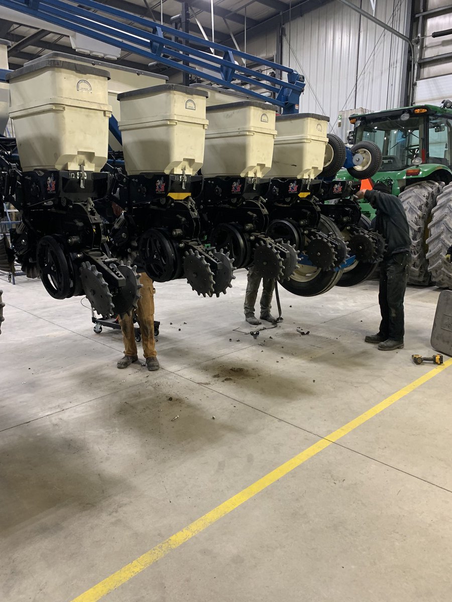 NZwambag's tweet photo. Great day to be in the shop doing planter upgrades @PrecisionPlant Conceal and Cleansweep and @360yieldcenter Tank @DevolderFarms https://t.co/RYiBmWEQt4