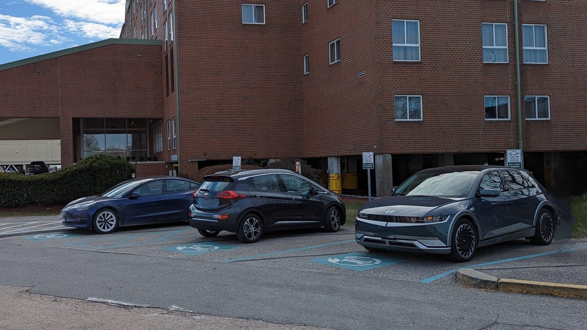 PlugandplayEV's tweet photo. 🔋Need EV questions answered, quick? Check out this Facebook group! ⚡️ --> https://t.co/AZMteMH4X4
#ElectricCars #ElectricVehicles #EV101 https://t.co/DSOzX2TGYu