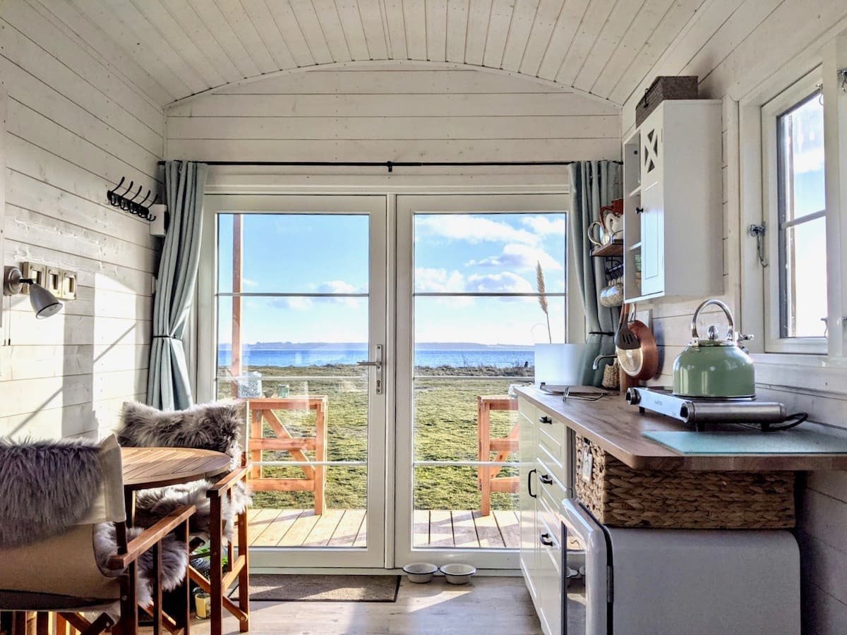 GoGirlCindy's tweet photo. It's a Tiny House by the Sea!! Let's go to Germany!  

https://t.co/XvRSBKCE04 https://t.co/XEmXUDAZvm