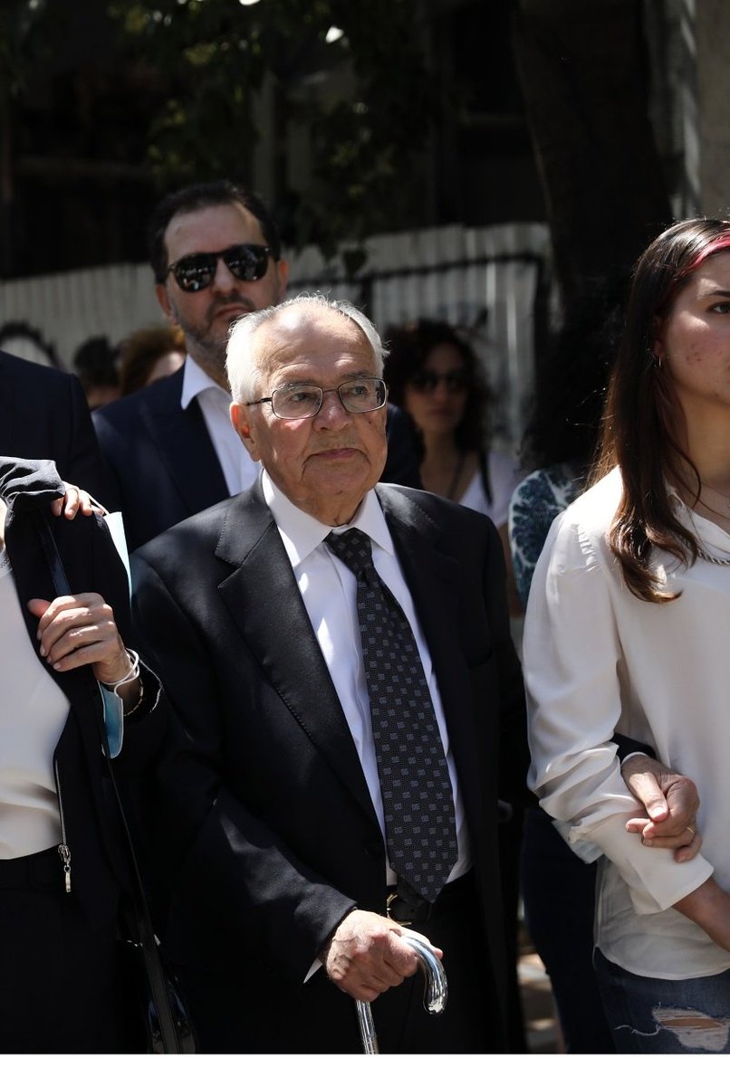 taurothanos's tweet photo. Έφυγε αυτός ο γλυκύτατος άνθρωπος. Έφυγε αθόρυβα όπως έζησε,πόνεσε, άντεξε.Ποτέ δε βγήκε να ουρλιάξει,να τσιριξει, να πετάξει νερά σε δικαστές, να ηγηθεί κάποιας πορείας,να εξαργυρωσει τη δολοφονία της εγκύου κόρης του στη Μαρφιν.Δεν είναι "ο πατέρας όλων μας"αν και θα μπορούσε https://t.co/YCP7RgPV0H