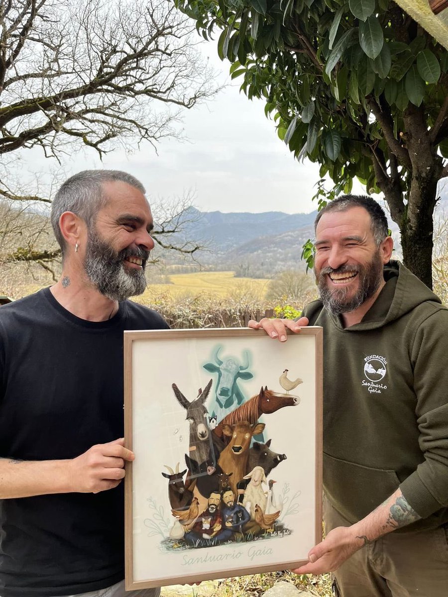 Preciosa ilustración que nos ha regalado @talebytale.es ￼

Y el espíritu de nuestro ángel guardián SAMUEL, detrás protegiéndonos a todos los habitantes del Santuario 

La cara de felicidad de <a href="/CoqueSantuario/">Coque Fernández</a> e <a href="/IsmaelSantuario/">Ismael López Dobarganes</a> lo dice todo 😍￼

fundacionsantuariogaia.org/ismael-y-coque…