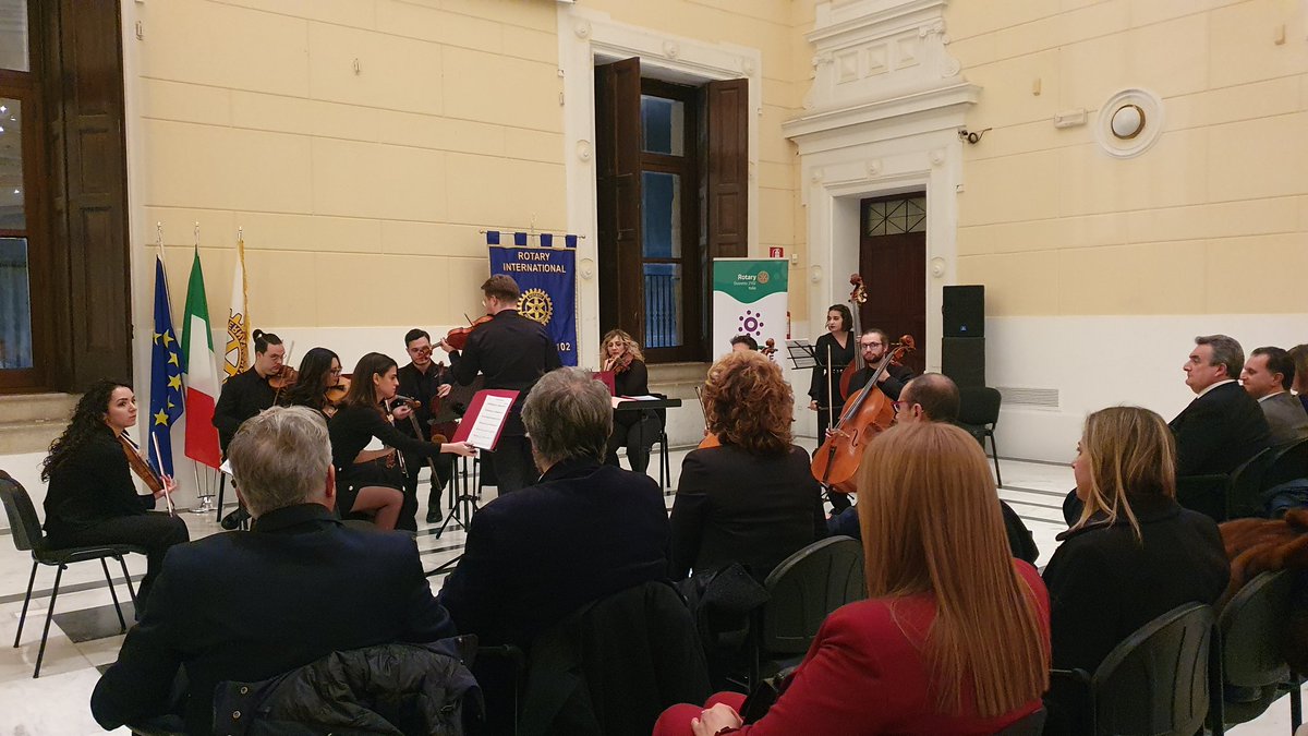 rotary2102's tweet photo. Iniziamo! Suono della campana e onori alle bandiere.
#ImagineRotary #EnjoyRotary
#RotaryDay #Distretto2102
#RotaryYouthEnsembleCalabria #Rotary #Rotaract #Interact https://t.co/TA1I9u6grp