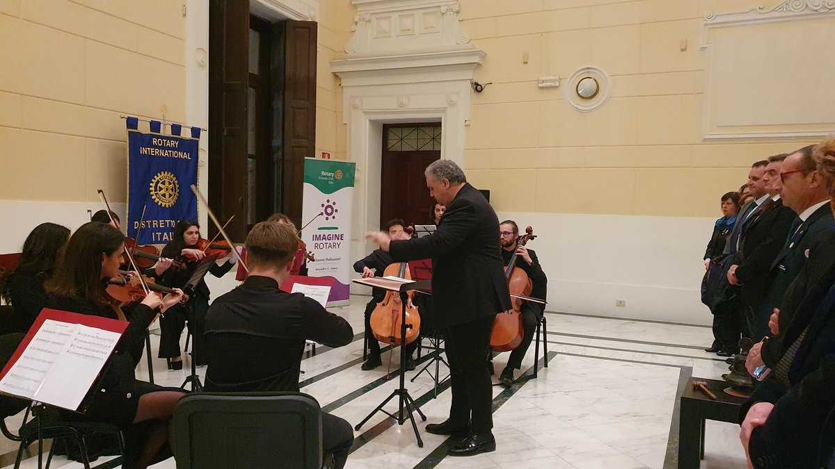 rotary2102's tweet photo. Iniziamo! Suono della campana e onori alle bandiere.
#ImagineRotary #EnjoyRotary
#RotaryDay #Distretto2102
#RotaryYouthEnsembleCalabria #Rotary #Rotaract #Interact https://t.co/TA1I9u6grp