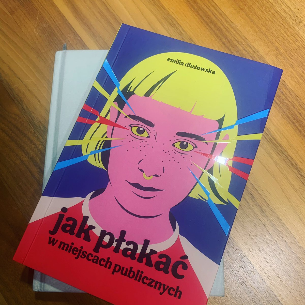 Patrycjarz's tweet photo. „Dziwi was, że słynni komicy często chorują na depresję? Mnie dziwi raczej, że nie wszyscy ludzie z depresją zostają komikami. (…)”. 

Emilia Dłużewska „Jak płakać w miejscach publicznych” | @WydawnictwoZnak #depresja #zdrowiepsychiczne https://t.co/YGybSrCAAO