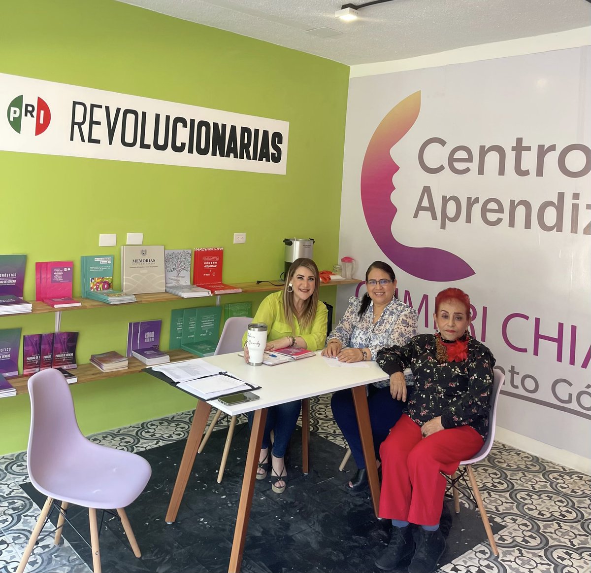 adrianaguillenh's tweet image. Agradezco esta charla de trabajo con mis amigas @florangel2504 Lider del @ChiapasOnmpri y Doña Ilse Sarmiento, en donde planeamos mayor capacitación para las mujeres Priistas. 

#EmpoderANDO
#JuntasSomosMasFuertes 
@OnmpriNacional