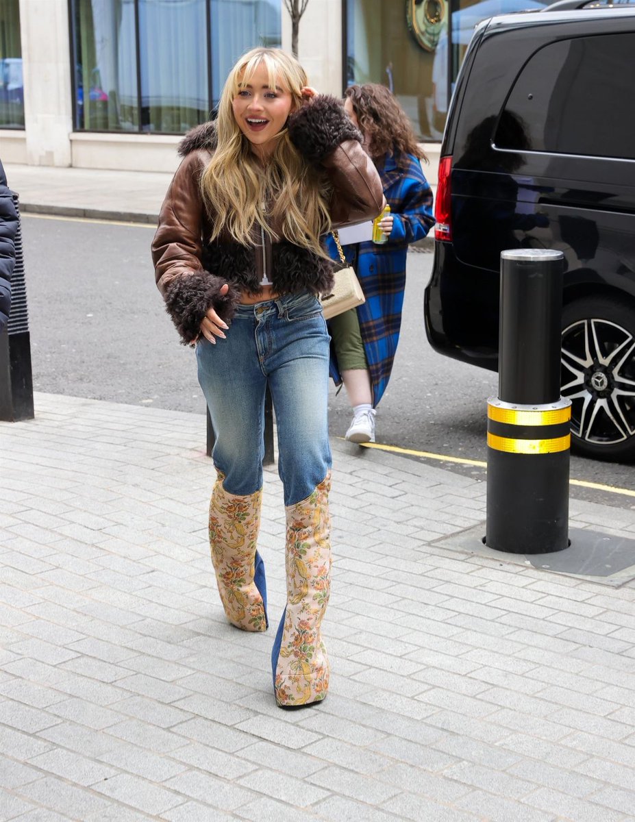 Guitar_Culture's tweet image. Sabrina Carpenter at #BBCRadio1 in London
#sabrinacarpenter