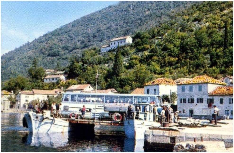 dondojovo's tweet photo. I u #BokaKotorska , u zalivu svetaca, je blažena #Catara. 😀 https://t.co/Hc5auuV80B