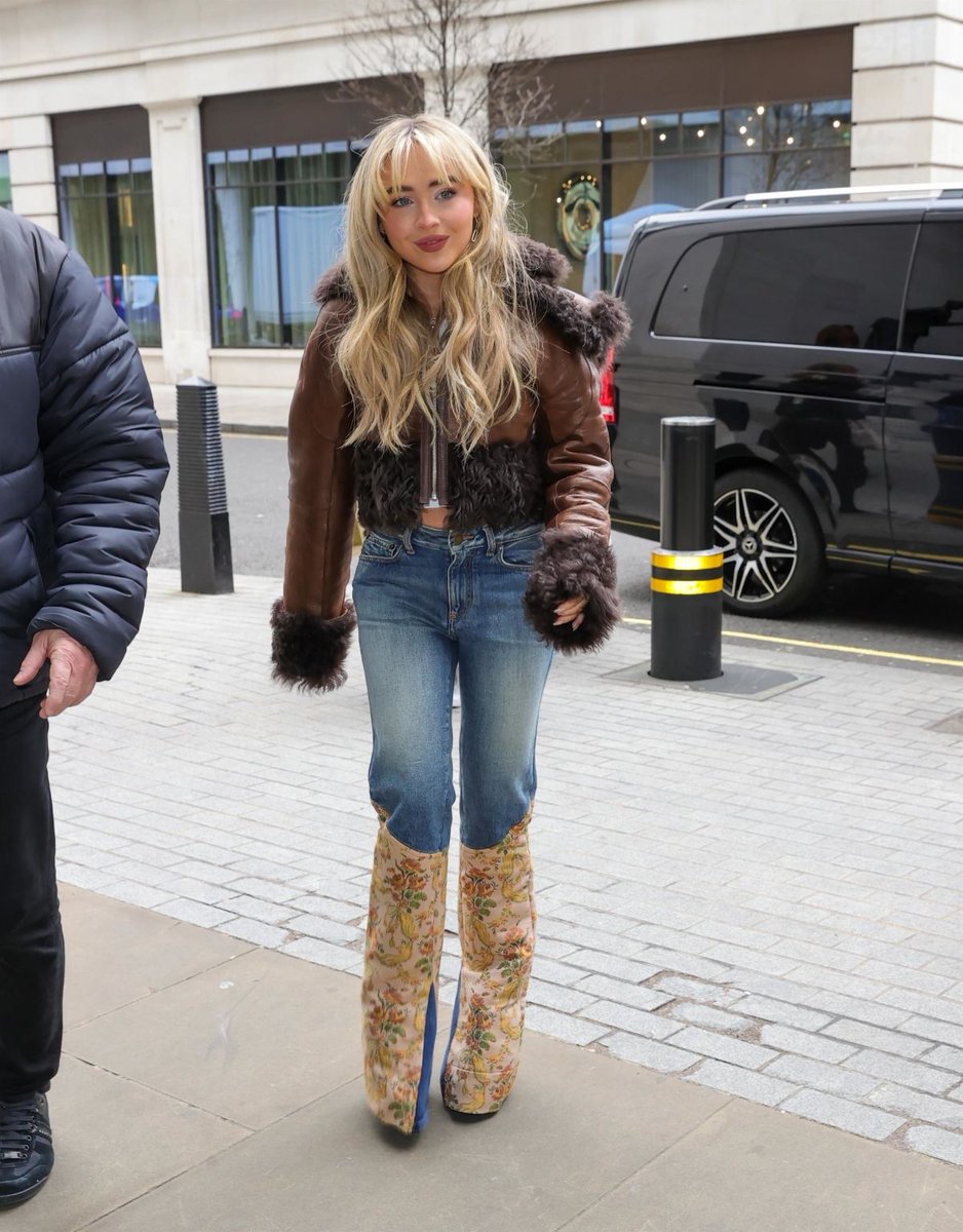 Guitar_Culture's tweet image. Sabrina Carpenter at #BBCRadio1 in London
#sabrinacarpenter