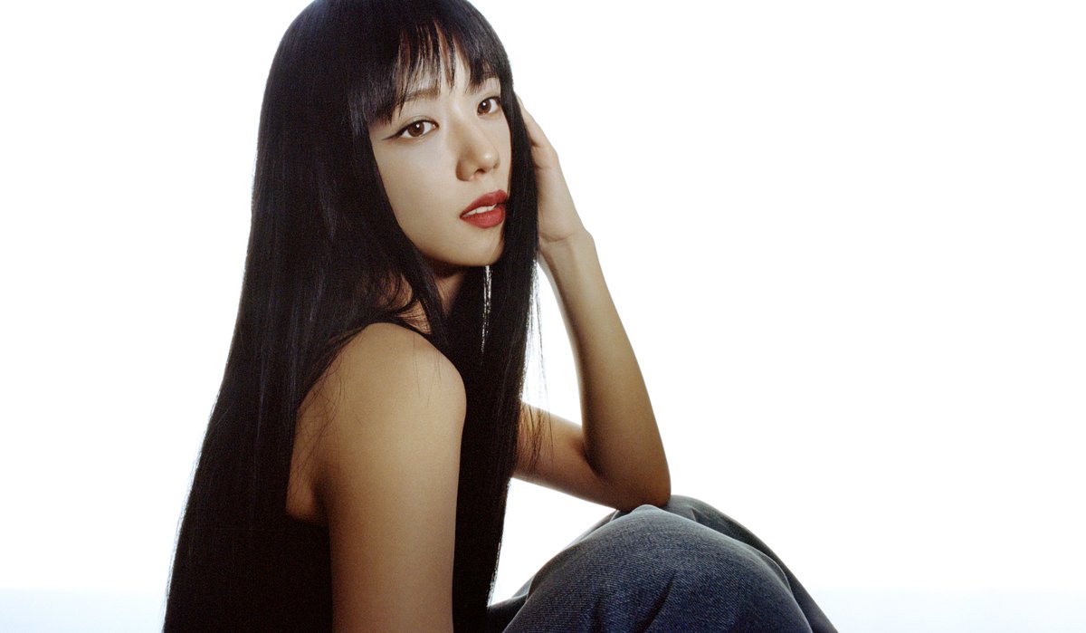 VogueFrance's tweet photo. #JISOO est la cover star du numéro de mars 2023 de Vogue France. Le phénomène #Kpop se livre dans une série mode photographiée par Hugo Comte et signée par Vanessa Reid. #JISOOxVogueFrance #BLACKPINK 
--> https://t.co/ROPjMjcgv1
© Hugo Comte https://t.co/GXT9WUzUn7