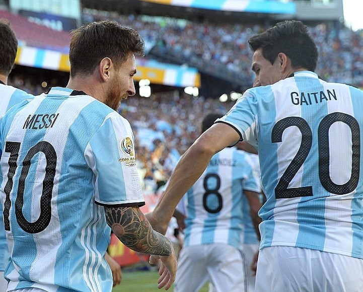 35 anos de um jogador especial.

Celebrar Nico Gaitan é celebrar a arte que o futebol nos dá, o romantismo que é cada vez mais raro neste futebol tão robótico e programado.