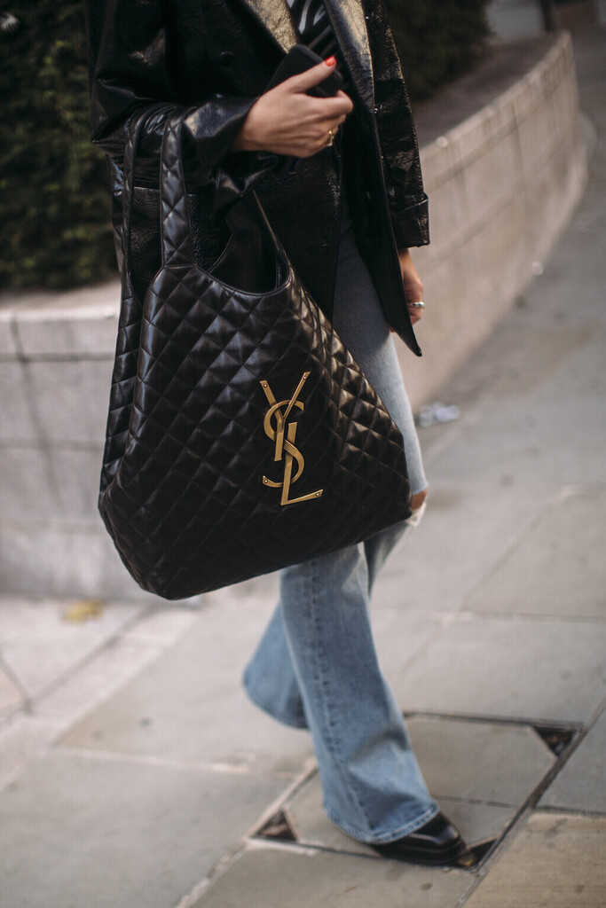 ankabel_'s tweet image. Así son los dos bolsos de piel súper rebajados que nos han enamorado en El Corte Inglés: los firman Michael Kors y Guess ift.tt/C09Nyvo