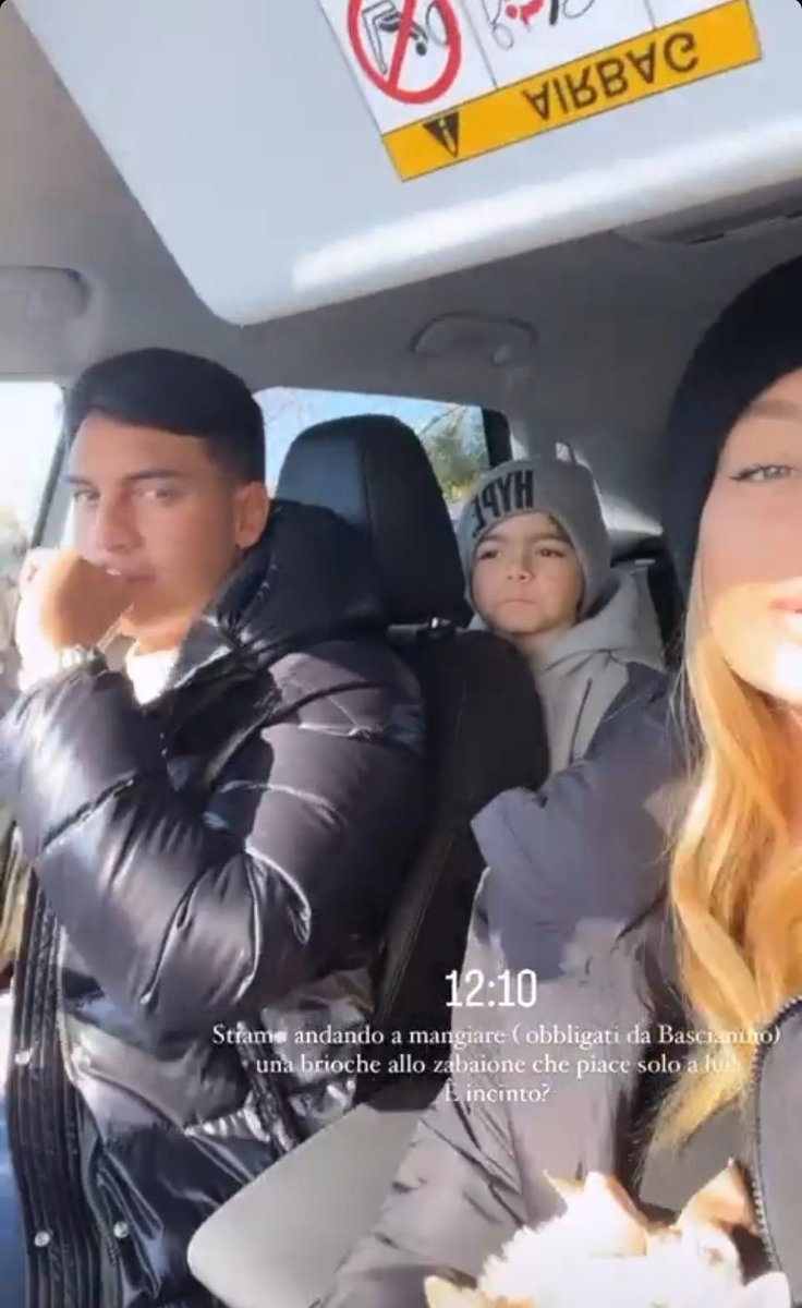 RobertaSaglimb2's tweet photo. L'unico motivo per cui respira @ALEBASCIANO22 sono loro...la sua famiglia @Sophie_codegoni #basciagoni https://t.co/vATvMHuAJ9