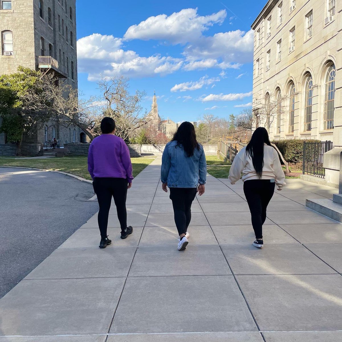 Students are enjoying the spring like weather today in DC! ☀️🌳💜 

#TrinityDC #DiscoverYourStrength