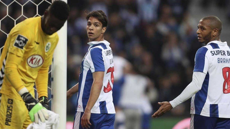 Benfica terá pago a adversários do Porto para ganhar em 2017

10 mil euros a jogadores do Vitória FC e 15 mil euros para atletas do Belenenses, informa a TVI.

Não era crime de corrupção mas o dinheiro terá sido 'vivo', sem qualquer tributação, ou seja, possível fraude fiscal.