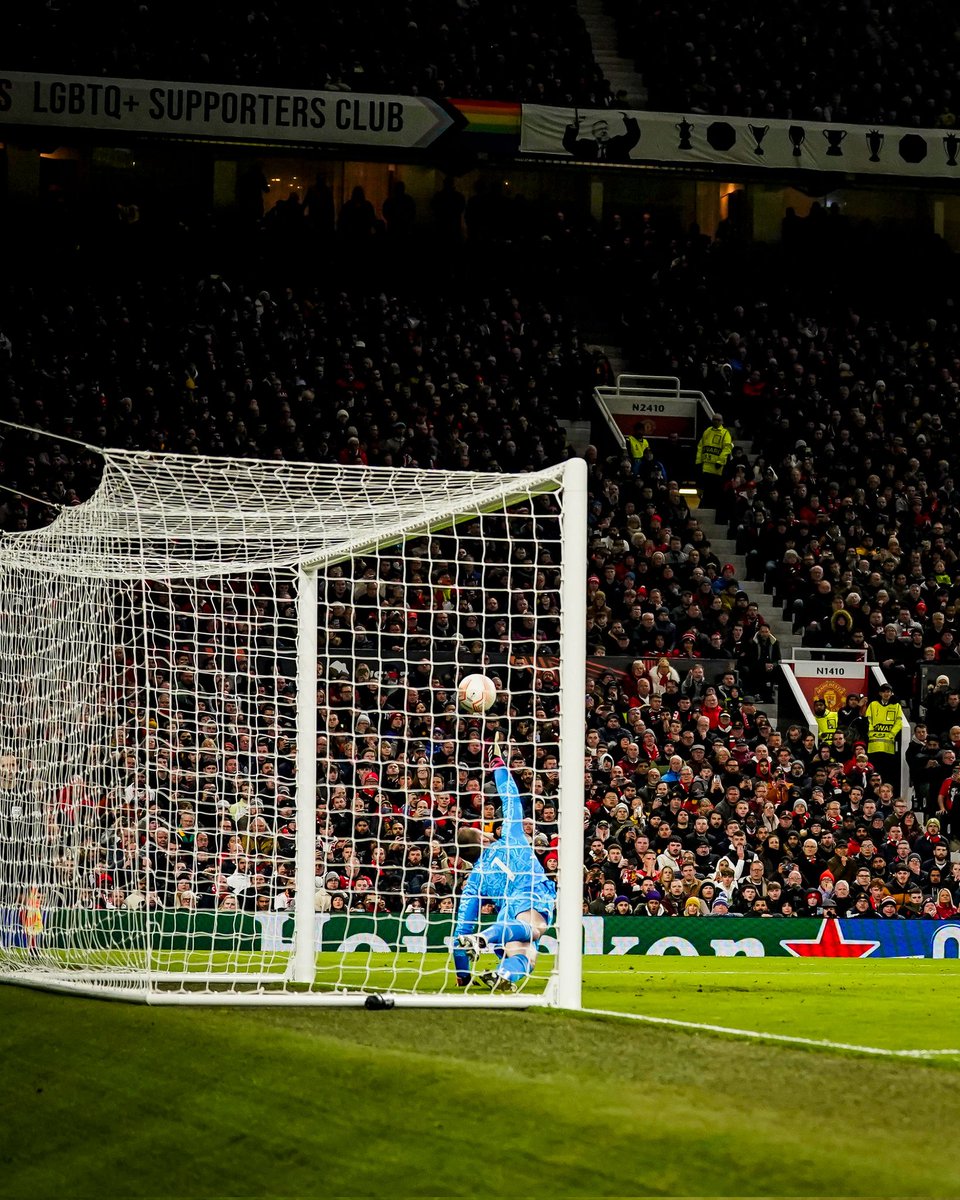 FootballDon_'s tweet photo. 🔴 HT: Manchester United 0-1 FC Barcelona

Manchester United, looking lacklustre in the first half. Rashford hasn't gotten into the game due to his positioning. Barca on the other hand, seem to be having a field day, with the ball.

Adjustment need to be made by United! https://t.co/WuwISUxBZ1