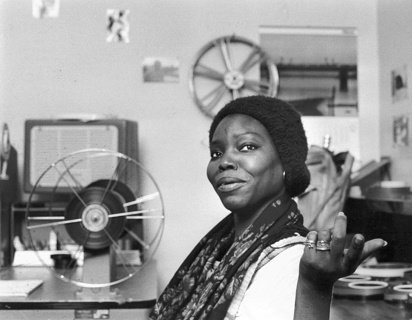 Disparition de l’immense cinéaste sénégalaise #SafiFaye. 
Safi, c’était Mossane (1996), Goob NaNu (1979) et Kaddu Beykat (1975) , mais c’était surtout un regard à la fois tendre et acéré sur le monde rural, la souveraineté alimentaire, et la place des femmes 🇸🇳 
Une grande dame💜