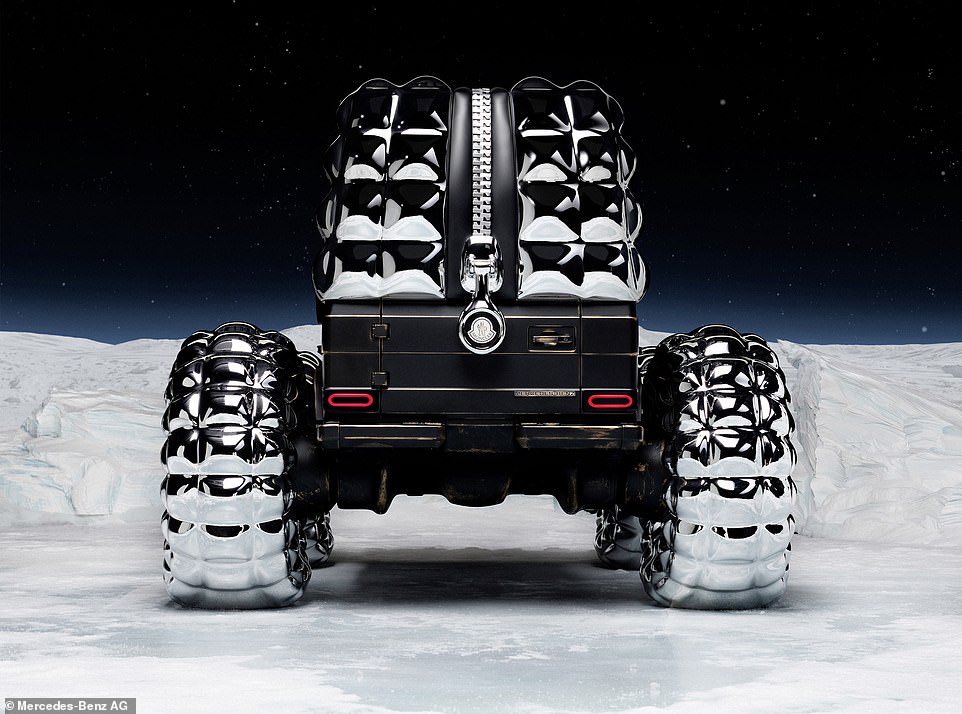 TheNorskaPaul's tweet photo. What do you get when you put a PUFFER JACKET on a #MercedesBenz G-Wagon ?
Project #MondoG is the result of a collaboration between the car giant and fashion label #Moncler whose coats go for £1,000+ and bet it’s nice and warm inside 😆🤦♂️ https://t.co/1XkS5qYg6O