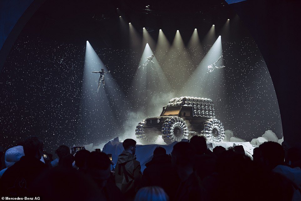 TheNorskaPaul's tweet photo. What do you get when you put a PUFFER JACKET on a #MercedesBenz G-Wagon ?
Project #MondoG is the result of a collaboration between the car giant and fashion label #Moncler whose coats go for £1,000+ and bet it’s nice and warm inside 😆🤦♂️ https://t.co/1XkS5qYg6O