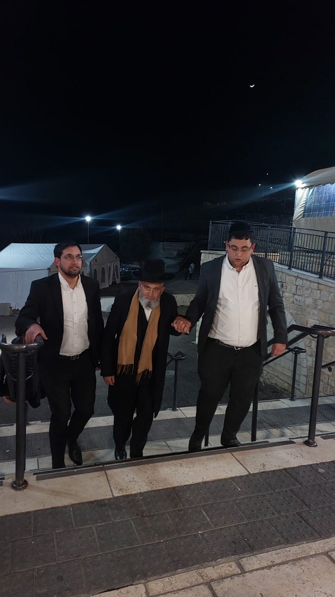 3S5qE9uqSQxaene's tweet photo. הגאון הגדול הרב אלעזר זאב רז שליט"א ראש ישיבת בית אליעזר בכניסה לציון הרשב"י הערב.
צילום: מוטי שושן https://t.co/yyWeVF8gHp