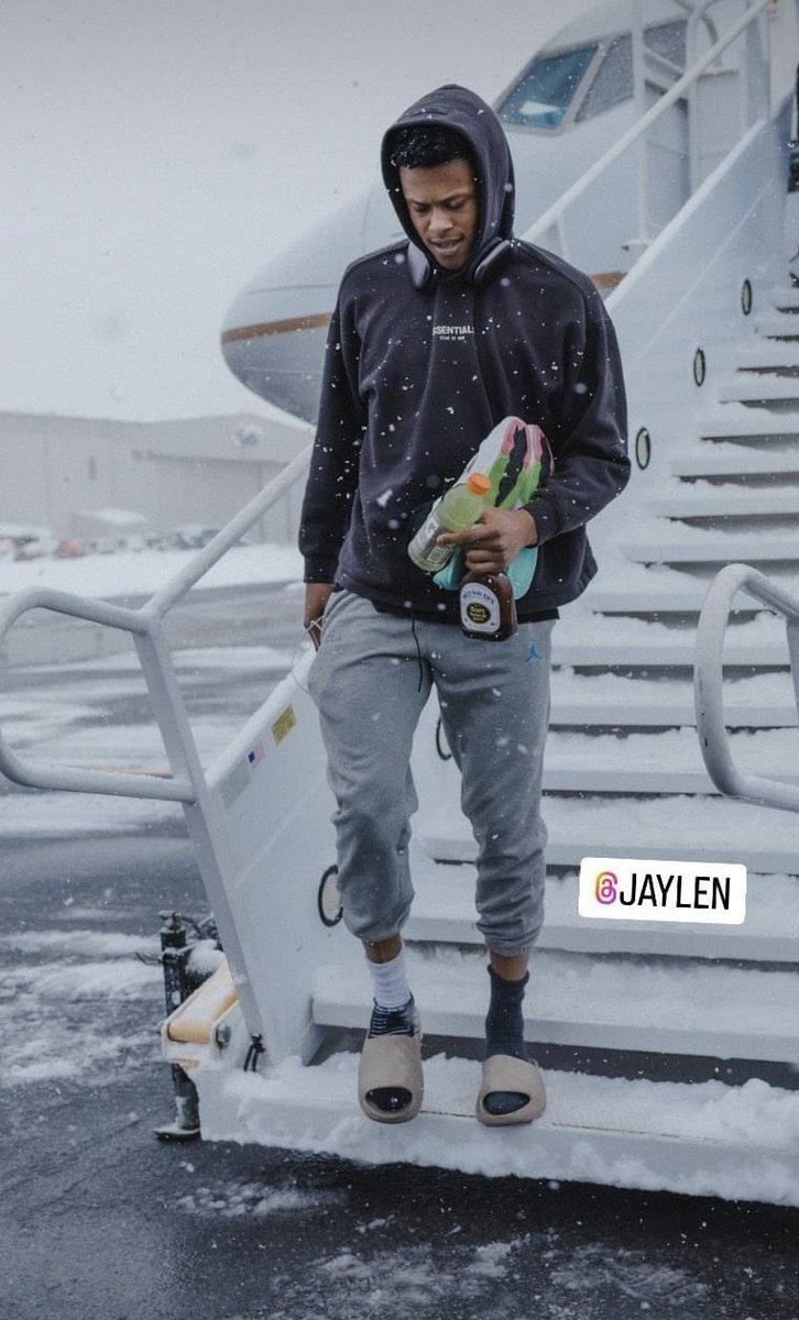 I know you never leave home without it, but no 🧥or 👟. 😜 <a href="/jayl7en/">Jaylen</a> <a href="/UCLAMBB/">UCLA Men’s Basketball</a>
