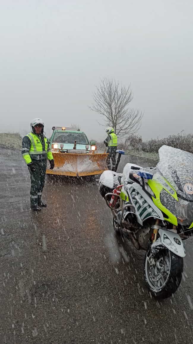GCivilCoruna's tweet image. Hoy ha sido una etapa DURA 🌨️ para los ciclistas 🚴‍♂️🚴‍♀️🚴‍♂️ @ograncamino_igt, pero ahí estaban los MOTORISTAS 🌬️ de la ❄️ #UMSV del Sector de Tráfico de la @guardiacivil de Galicia.

✅Honor 
✅Lealtad
✅Sacrificio 

Continuamos!!! 
Misión: #ServirYProteger 🇪🇸 

Vía @AlbertoSxenick