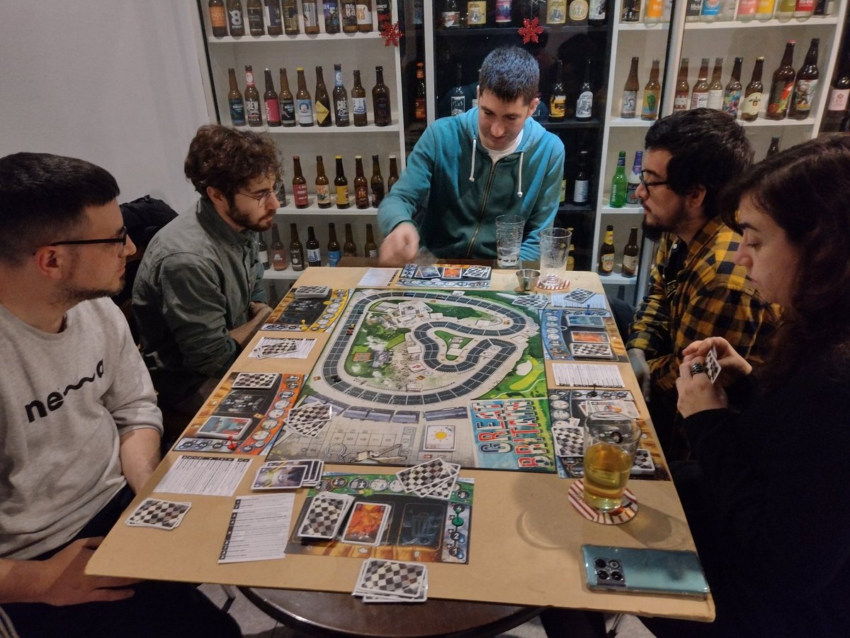Diversión a raudales en la demo de #Heat de @Asmodee_Spain <a href="/days_of_wonder/">Days of Wonder</a> organizada por <a href="/T_CuriosityShop/">The Curiosity Shop</a> en el bar B&amp;C de Barcelona. Creo que nunca había visto tantos trompos. ¡Malditas curvas! 😂