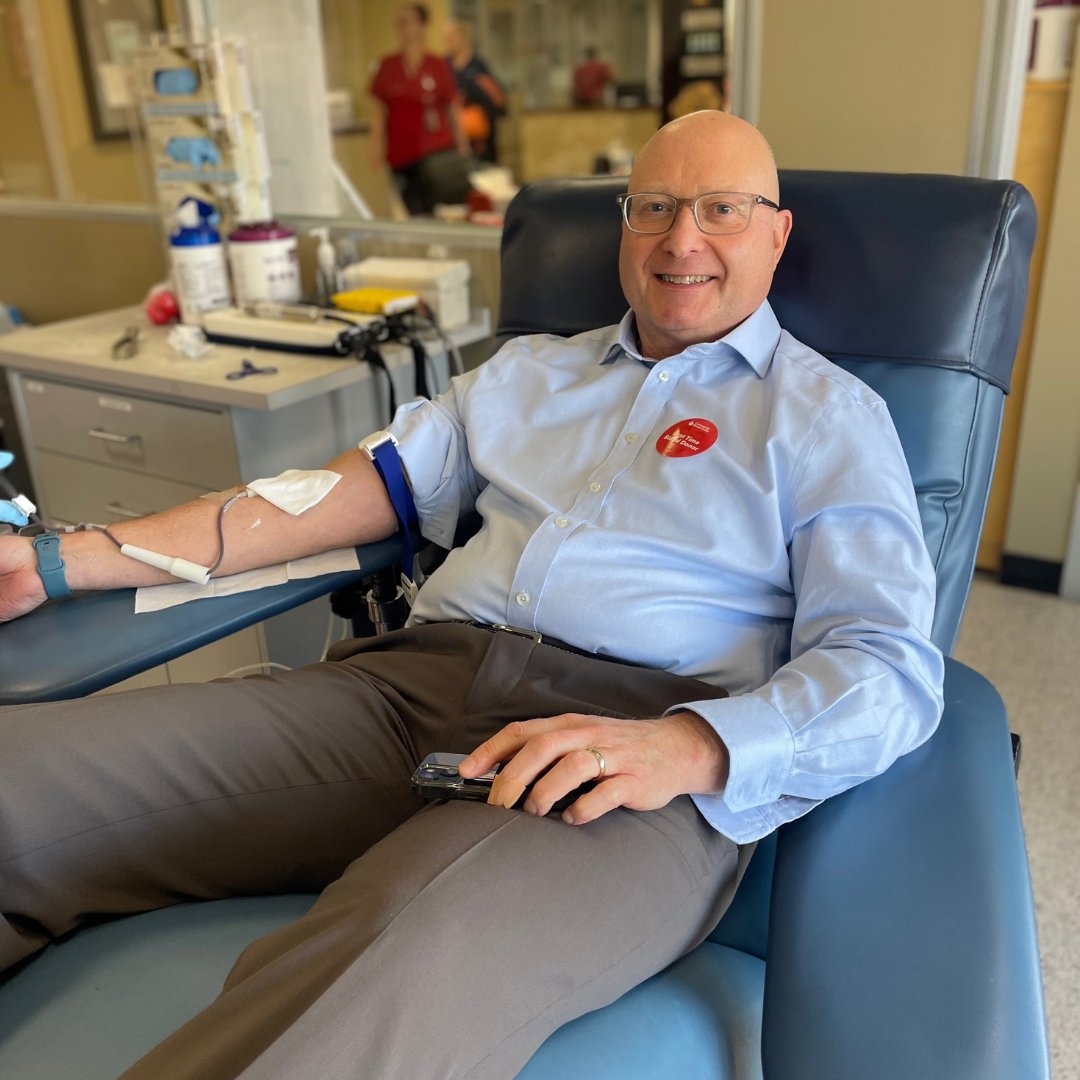 CommBloodCtrKC's tweet photo. Shout-out to Paul Kempinski, CEO of @ChildrensMercy for touring & donating at our KC headquarters! 6% of the U.S.'s blood supply is used in pediatrics.
PS—As a #GiveLifeKC Champion, Paul checked off his 1st donation of the year! Visit https://t.co/C7HMmon4og to learn more. https://t.co/4P6cTcM21v