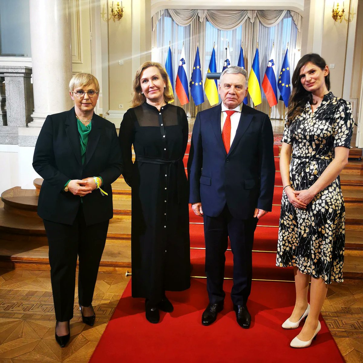 Zaposleni iz ADRA Slovenija danes prisotni v Predsedniški palači. Na povabilo Predsednice RS, dr. Pirc Musar, smo skupaj izrazili sočutje in podporo žrtvam konflikta v Ukrajini.
ADRA mreža je za pomoč globalno že namenila 18mio evrov in še nadaljujemo. 
ADRA.si