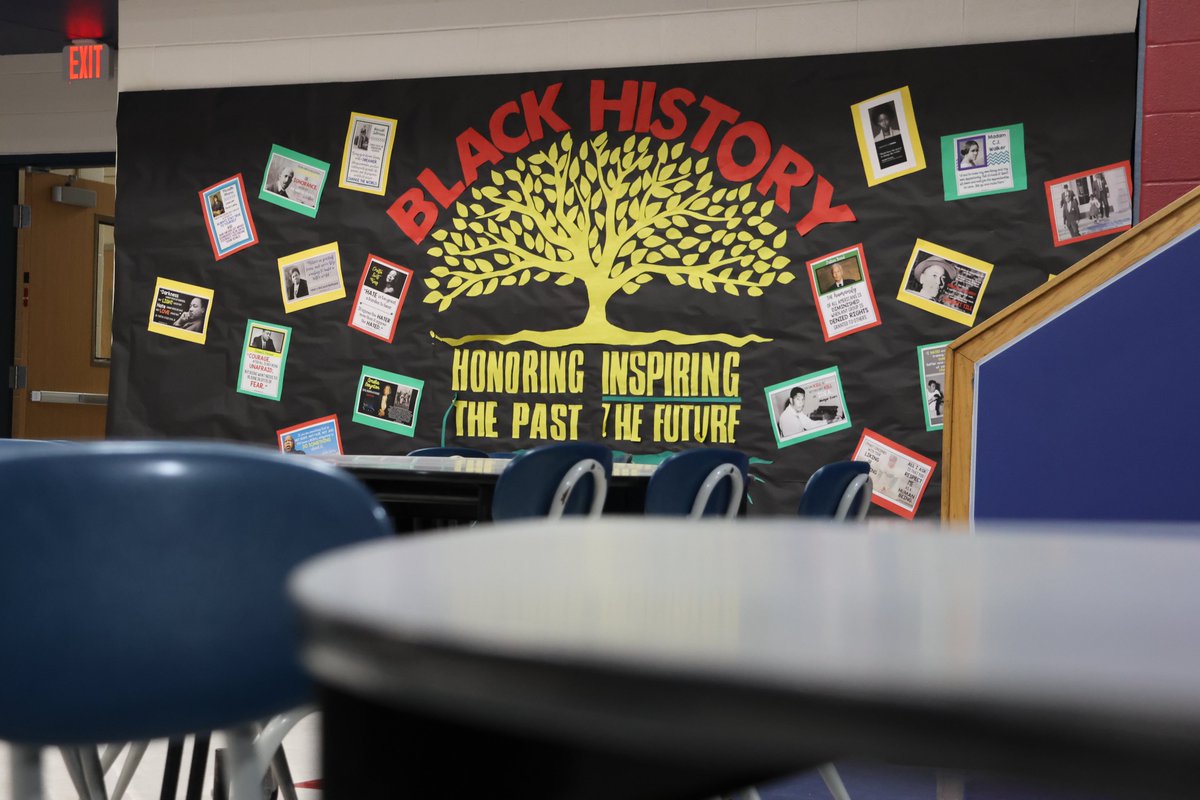 BSSDnews's tweet photo. Middle school students are celebrating #BlackHistoryMonth with bulletin boards, door decorations, and activities/lessons like one at @SunnyValeMiddle, where students dissected Martin Luther King Jr’s “I have a dream” speech.

#WeAreBSSD @BHMSEagles https://t.co/ZJIGG2aHXw