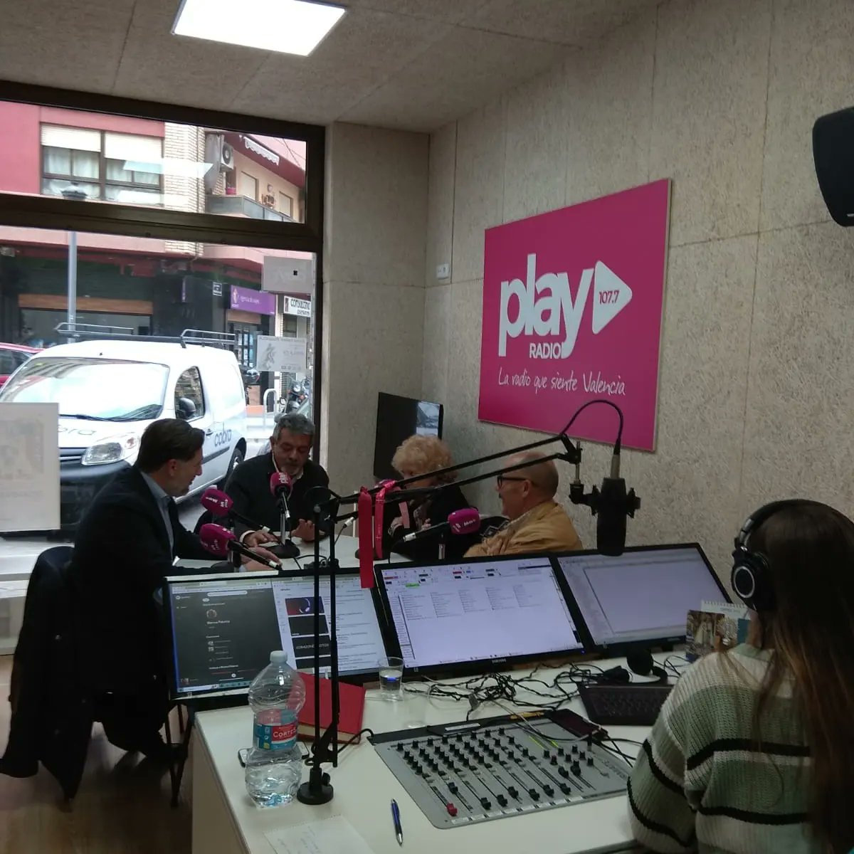 UnitsCv's tweet photo. Hui representants de la "COALICIÓ UNITS" han anat a Play Radio Valencia per a parlar del Nostre proyecte .

https://t.co/PQbx7tQ9XU https://t.co/A84iJhb3pt