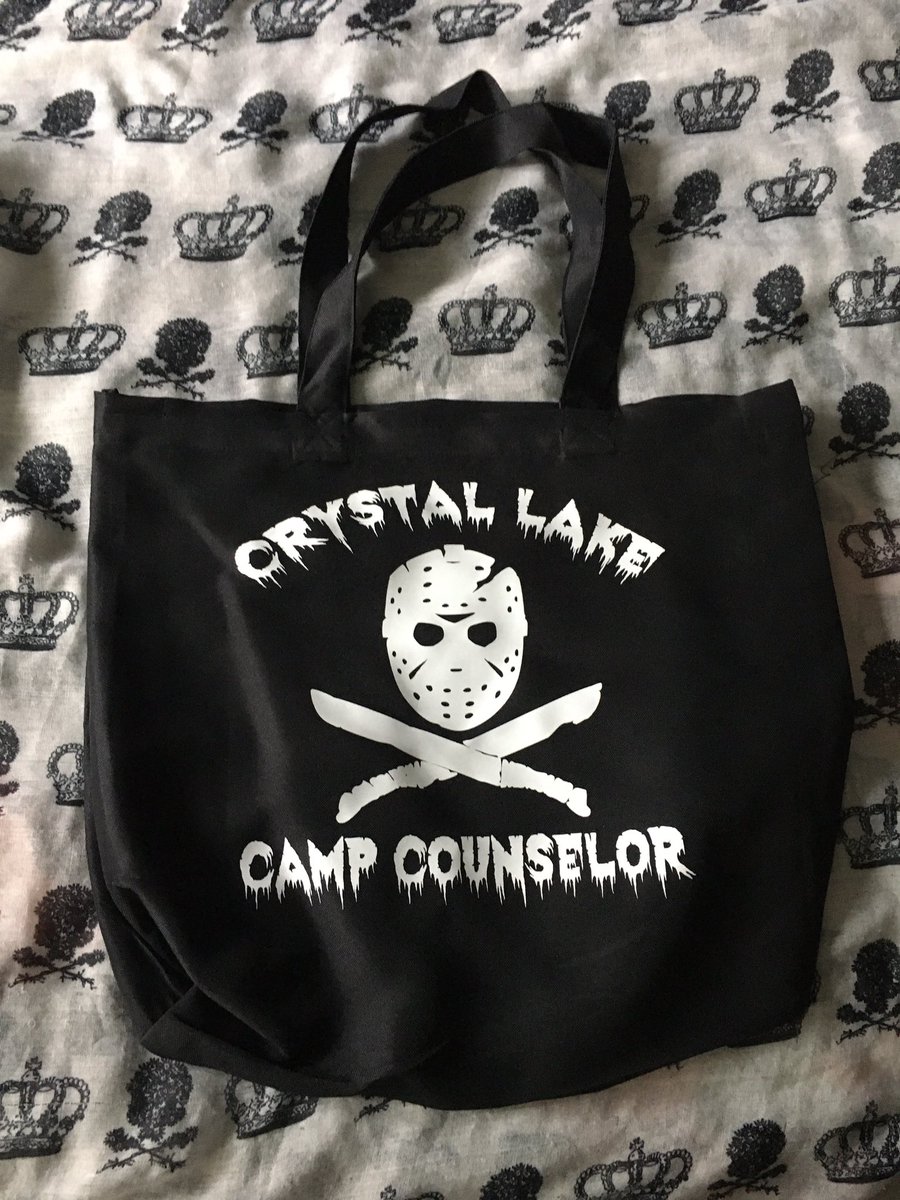 bookishqueenart's tweet photo. $16 tote bags 🥰🖤🖤
These and more available in my shop (link in bio) #jasonvoorhees #fridaythe13th #campcrystallake #edgarallanpoe #dracula #beetlejuice #nevertrusttheliving #heartagram #goth #gothic #gothgirl #altgirl #horrorlover #horrortotes #horrorobsessed #horrorcommunity https://t.co/XN4JNi4flz