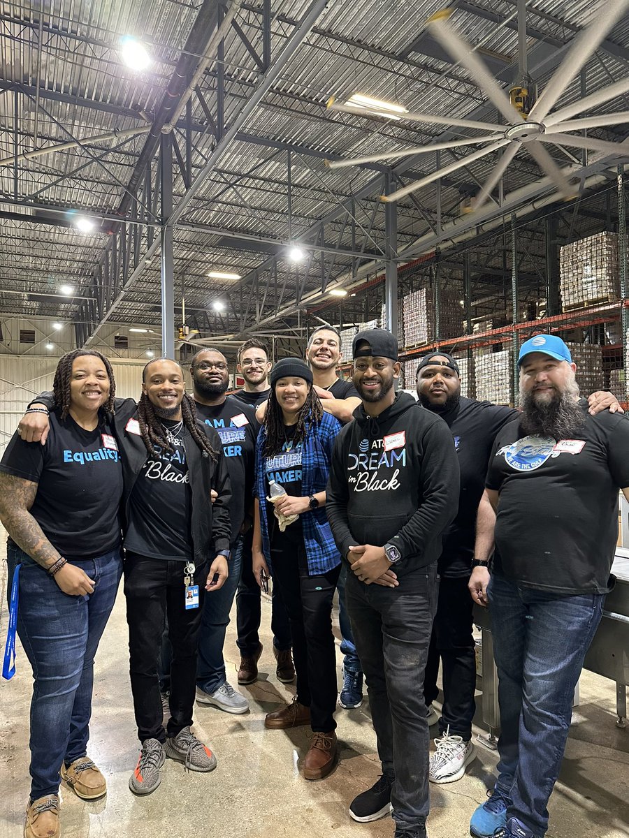 EdwinLoeffler's tweet photo. Great Team Volunteering event! @theeastregion @att @WeAreTheGulf @demetrushayes1 #attbelieves @2ndHarvestGNOA https://t.co/KU5EZZaHvl