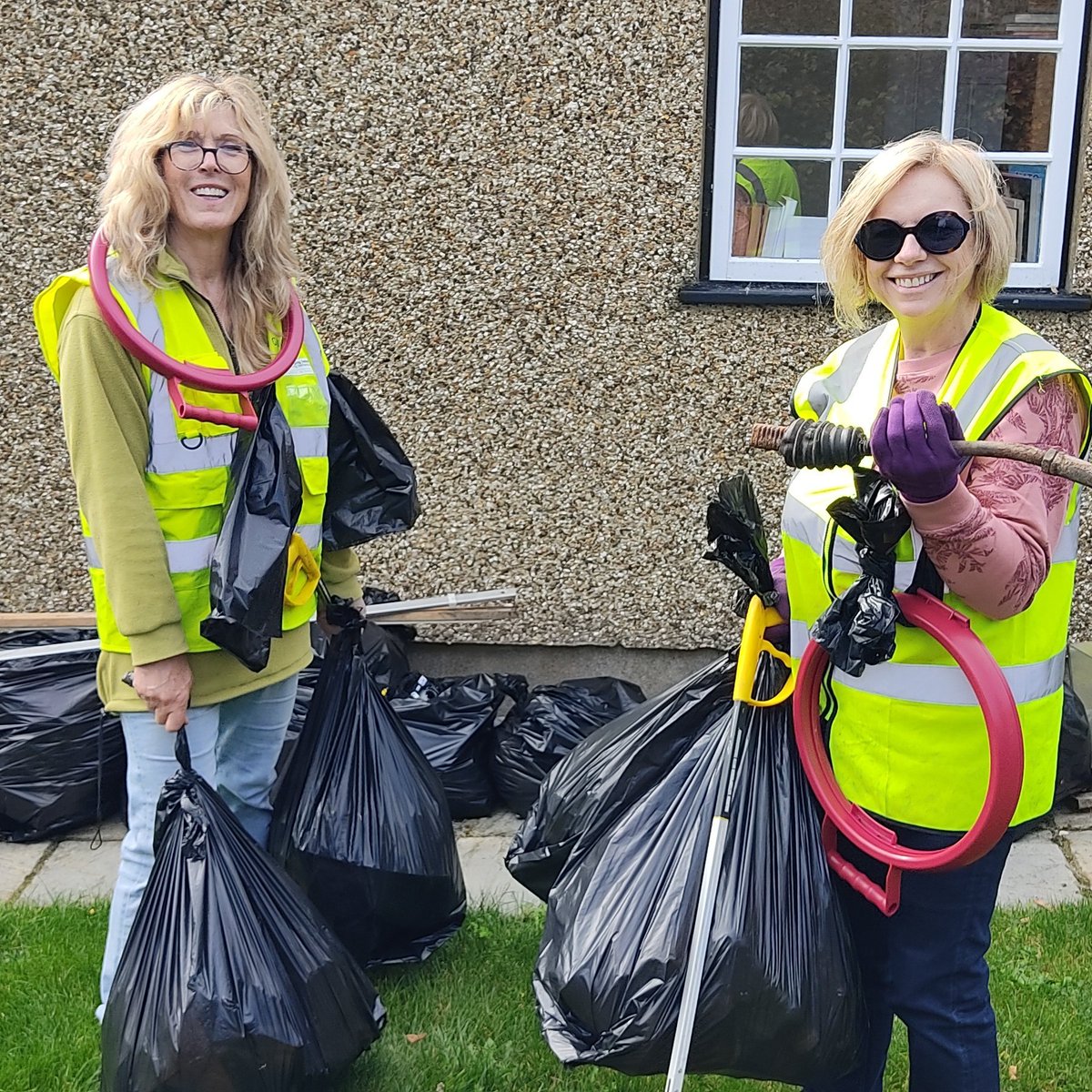 PeterBrazier's tweet photo. @gregsmith_uk @KeepBritainTidy Parishes all over the county take part. @MentmoreBucks will be doing their bi-annual pick next month where we pick the entire parish. But we are constantly out with the picks and hoops. Thanks @BucksCouncil street scene for their support. https://t.co/iyvU8bDH1P