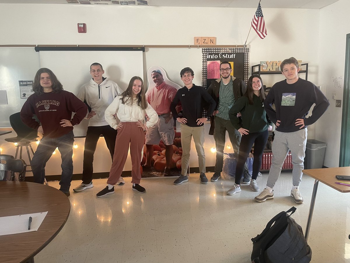JamyeSmitty's tweet photo. APUSH 22-23 striking a pose like #FlatSutton https://t.co/QbukZUGPDO