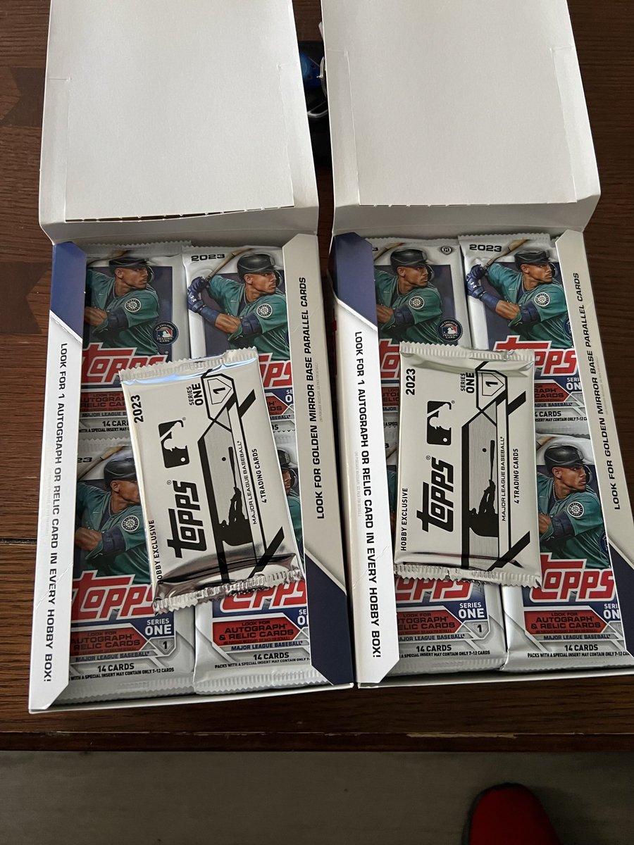 Johnny45205140's tweet image. Opening some boxes today with the fam @GpaFoxy #ToppsSeriesOne #silverpack #baseballcards