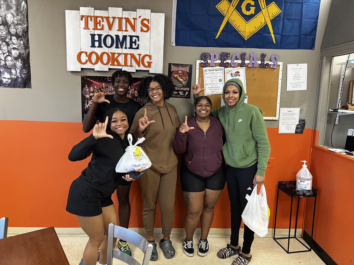 TevinSr's tweet photo. Love cooking for ⁦@LangstonHoops⁩ . outstanding group of young ladies. 👏🏽👏🏽👏🏽🙏🏿🙏🏿. Conference tournament play tonight. Let’s Go ! 💪🏾💙🧡🧡🧡🧡🧡💙🧡💙 https://t.co/s5SUTieQAE
