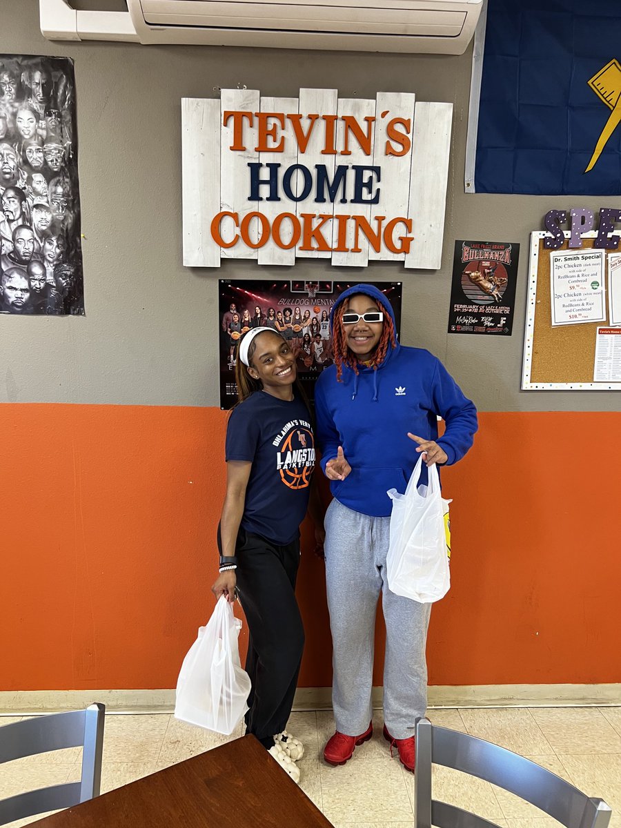 TevinSr's tweet photo. Love cooking for ⁦@LangstonHoops⁩ . outstanding group of young ladies. 👏🏽👏🏽👏🏽🙏🏿🙏🏿. Conference tournament play tonight. Let’s Go ! 💪🏾💙🧡🧡🧡🧡🧡💙🧡💙 https://t.co/s5SUTieQAE