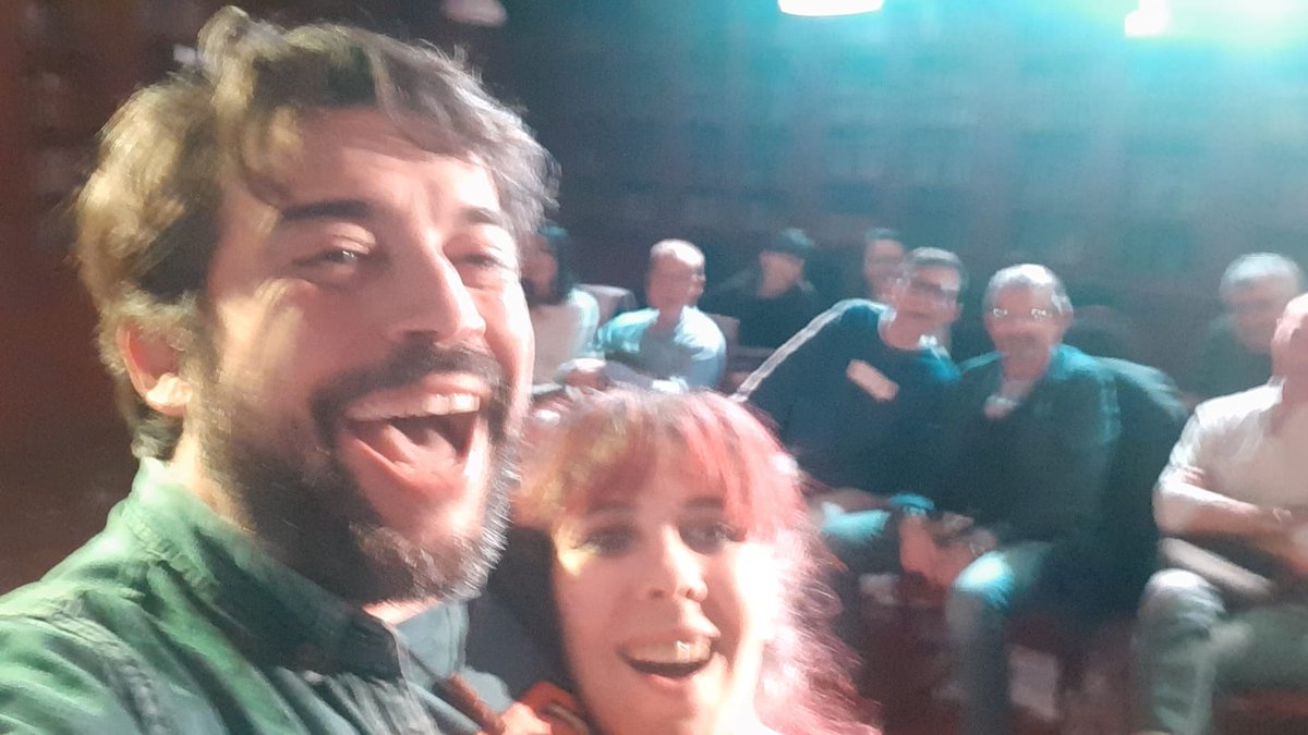 Asi terminamos, asi de felices nosotros, y ell@s..😀.y eso, que solo comemos SOPA 😅. Vente mañana con Loli Garayalde Casitas y conmigo a tomarte una calentita con nosotros! Después de ver nuestra funcion, amaras la SOPA.🥰
ENTRADAS AQUI ➡️ teatrosohoclub.com/es/ficha-espec…...