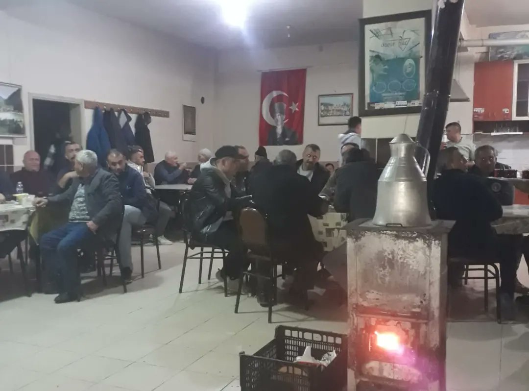 das_i's tweet photo. Köyümüz Düzmeşe köyünde Cumartesi günü yanan Camimiz için köy kahvesinde halkımızla toplantı gerçekleştirdik. Camimizin kalan bölümünün yıkılıp Yeni camii inşaatına ve Düzme Köyü Camii Yaptırma ve Yaşatma derneği kurulmasına karar verdik. Hayırlı olsun inşallah.... https://t.co/InHSFGqy0s