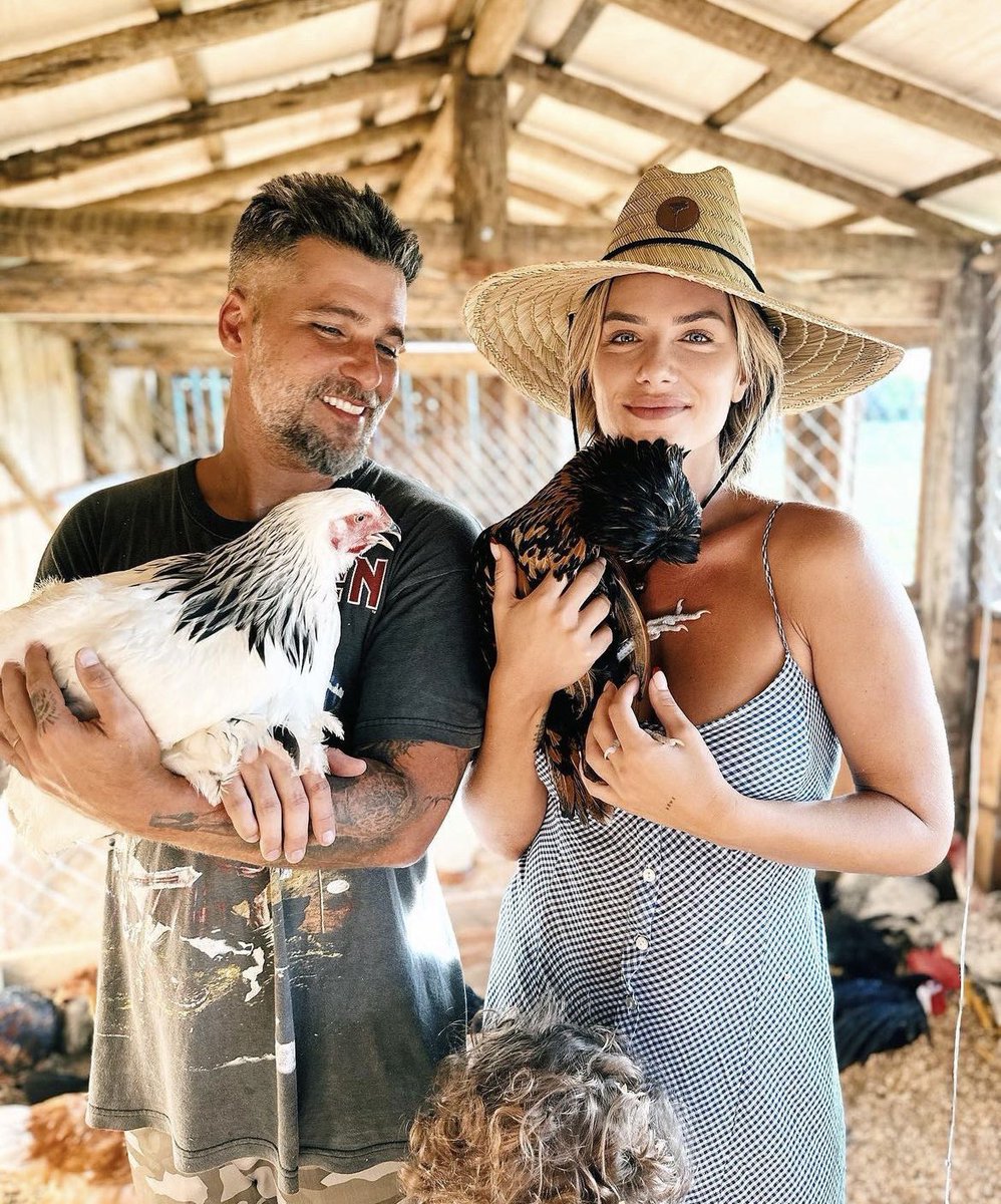 brunogagliasso's tweet photo. O melhor carnaval do mundo é na roça sim senhorrrrrrrr 🌻 #galinhas #galinheiro #topete @gioewbank https://t.co/lV7EwwcQHr