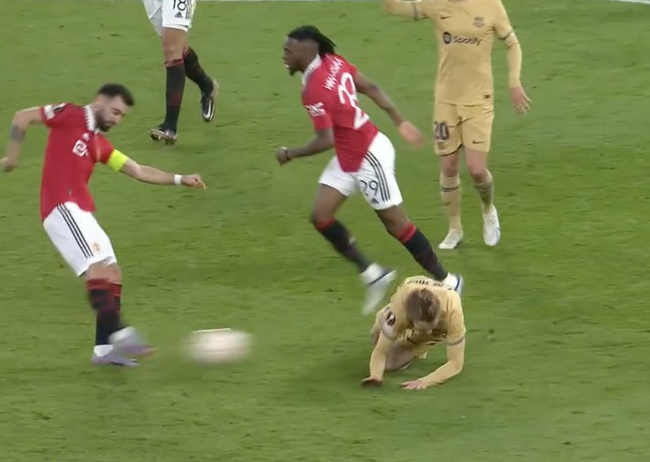 ESPNFC's tweet photo. Bruno Fernandes kicked this at Frenkie de Jong 😮 https://t.co/o47OGnt9vd
