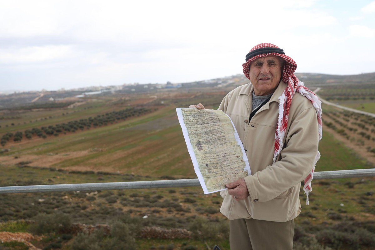PalestinianPic's tweet photo. المزارع الفلسطيني عبد الفتاح منصور يعرض وثيقة ملكية عمرها 117 عامًا تحمل الختم العثماني للمطالبة بأرضه التي يسيطر عليها المستوطنين- 15 فبراير 2023.

📷 عصام ريماوي https://t.co/P4OnA6auQl