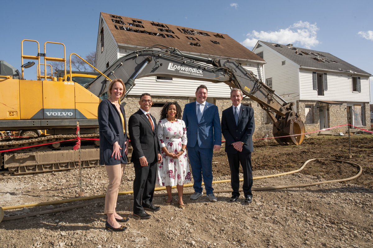 OhioDevelopment's tweet photo. $300 million Redevelopment and Revitalization of Major Gateway at East Broad Street and North Hamilton Road kicks off with event in Whitehall.
Read more ➡️ https://t.co/UClMBi6O7l
#OhioBUILDS #LiveInOhio https://t.co/xNV0lyRLYk