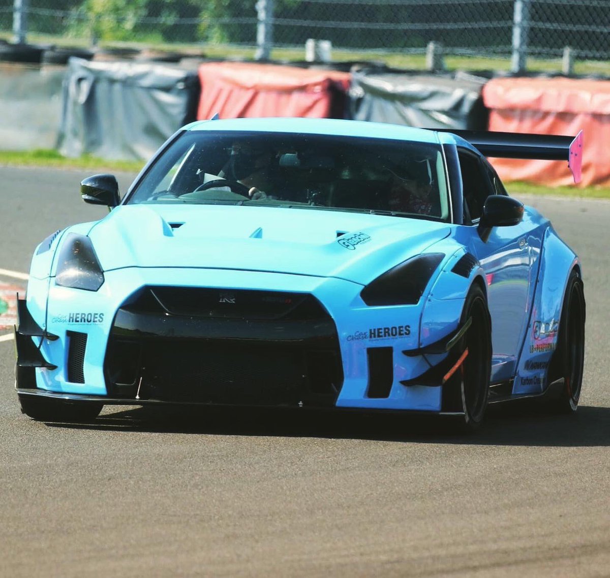 KirbysCarBlog's tweet photo. #ThrowbackThursday #WouldLoveToDriveIt #NissanGTR #CarChaseHeroes #CastleCombe #120mph #VideoIsOnline #GoWatchIt #KirbysCarBlog @carchaseheroes @CastleCombeUK https://t.co/7wfMaOIbMR