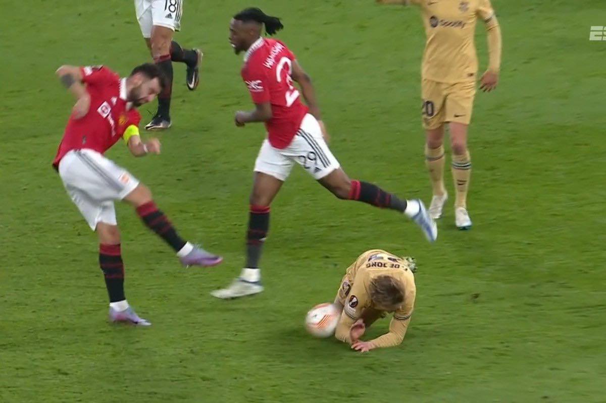 RemarksFootball's tweet photo. Bruno Fernandes is one of the most dislikable players in the world. 

Clearly did this on purpose. https://t.co/H8PFISGJBa