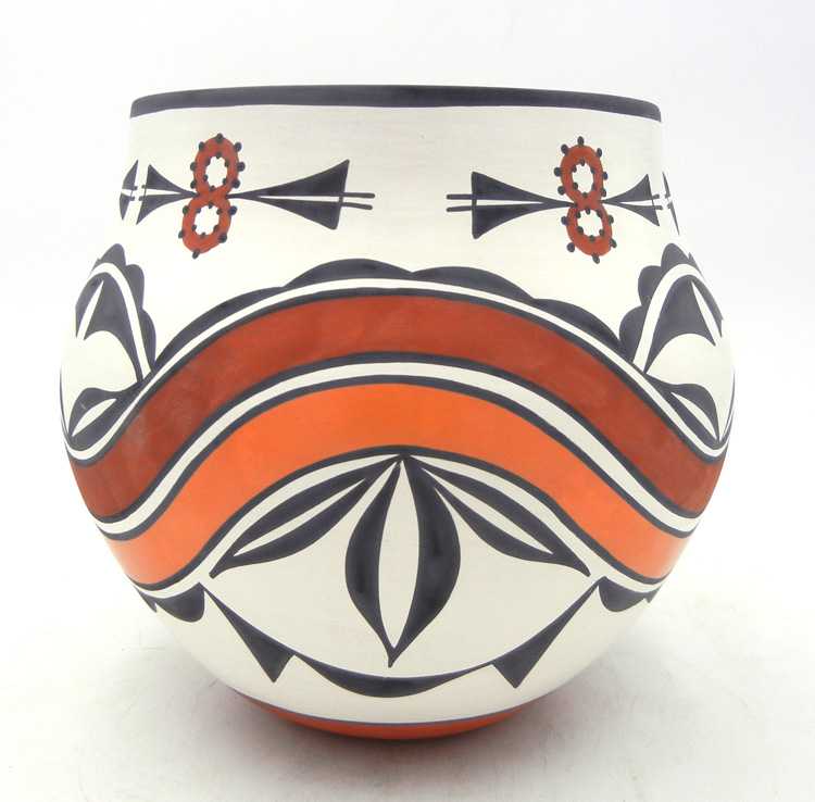 palmstrading's tweet photo. #PotteryTerm: FIRING - The step at the end of the pottery-making process, literally baking the piece to harden.
Jar by #Acoma potter David Antonio. https://t.co/jfCeSO97Px